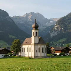 Zwiebelturm im Alpendorf